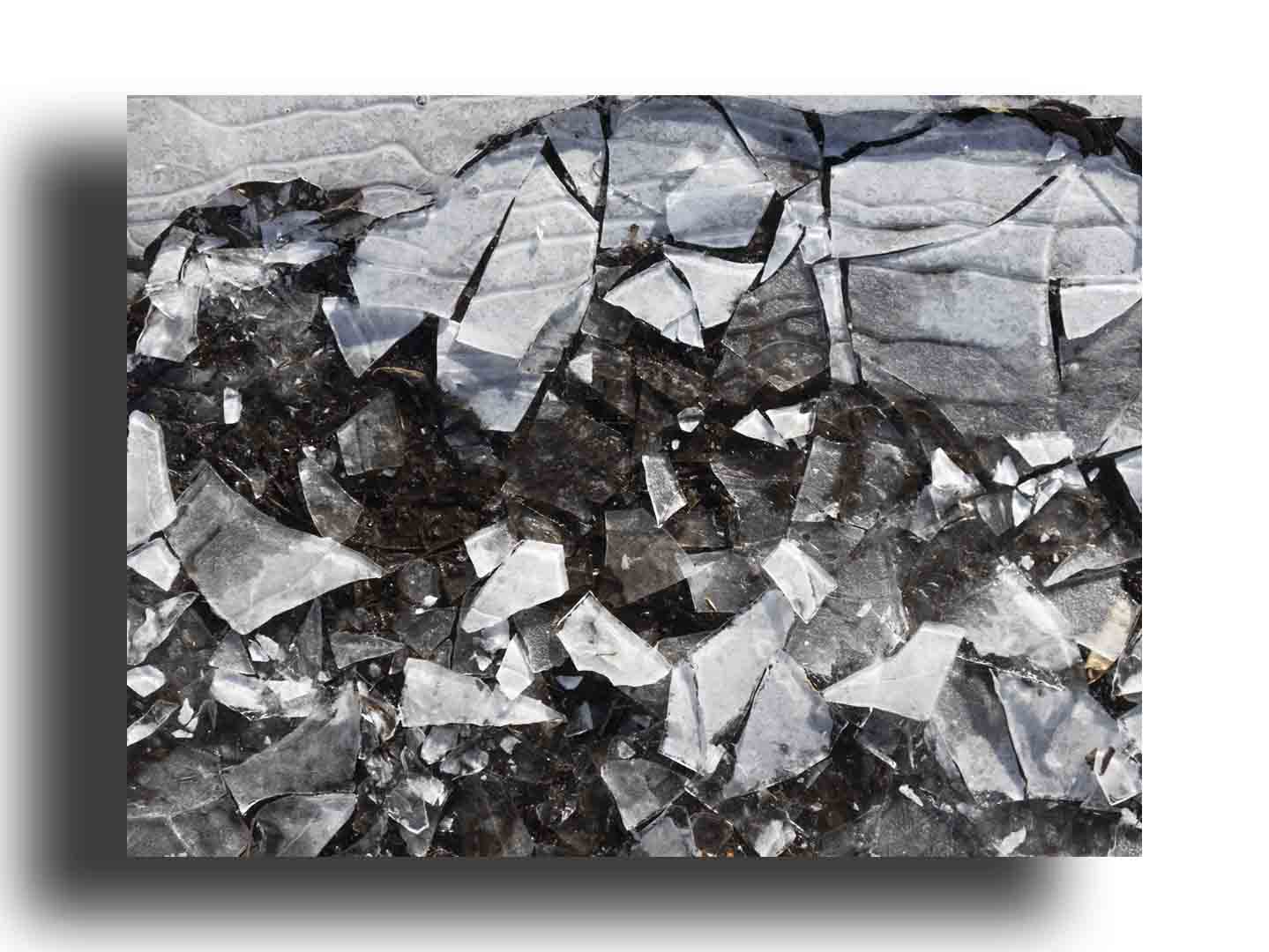 Charco Congelado Roto en Pedazos