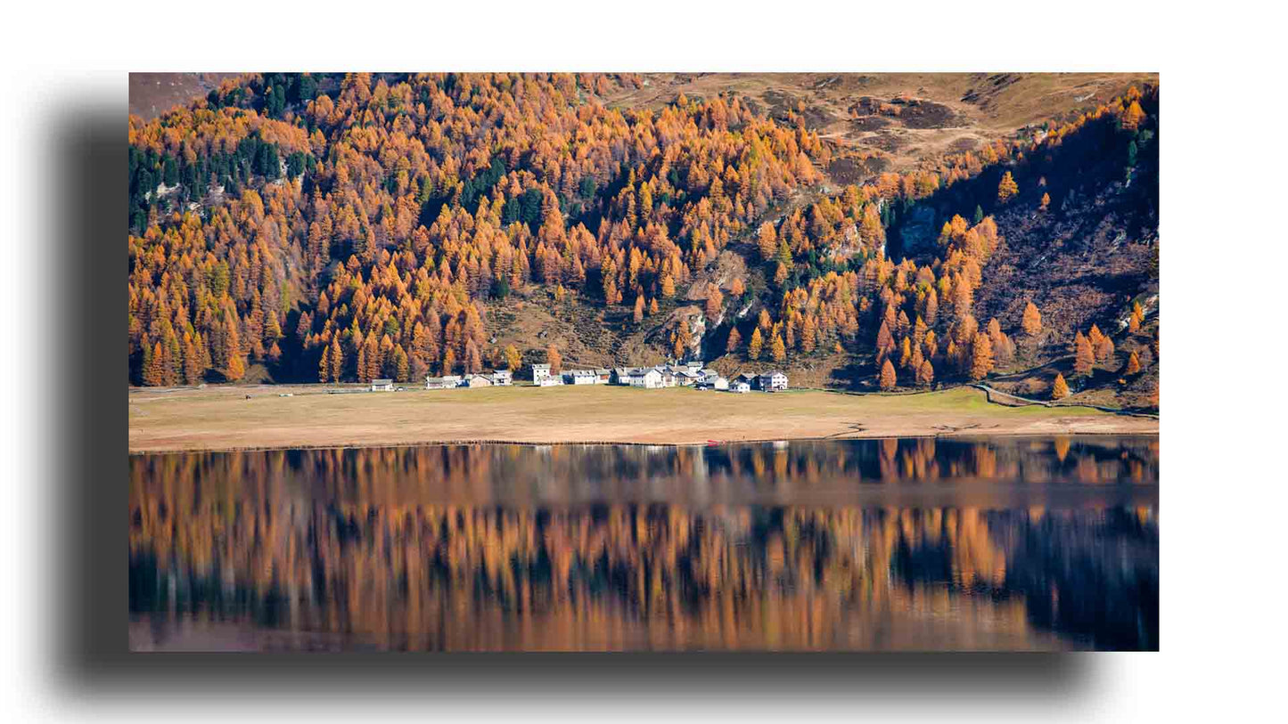 Colores de Otoño: El Encanto del Reflejo Alpino