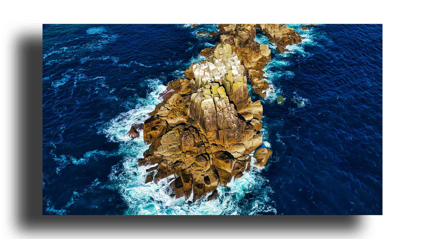 Fuerza Natural: Olas Golpeando las Rocas de la Isla