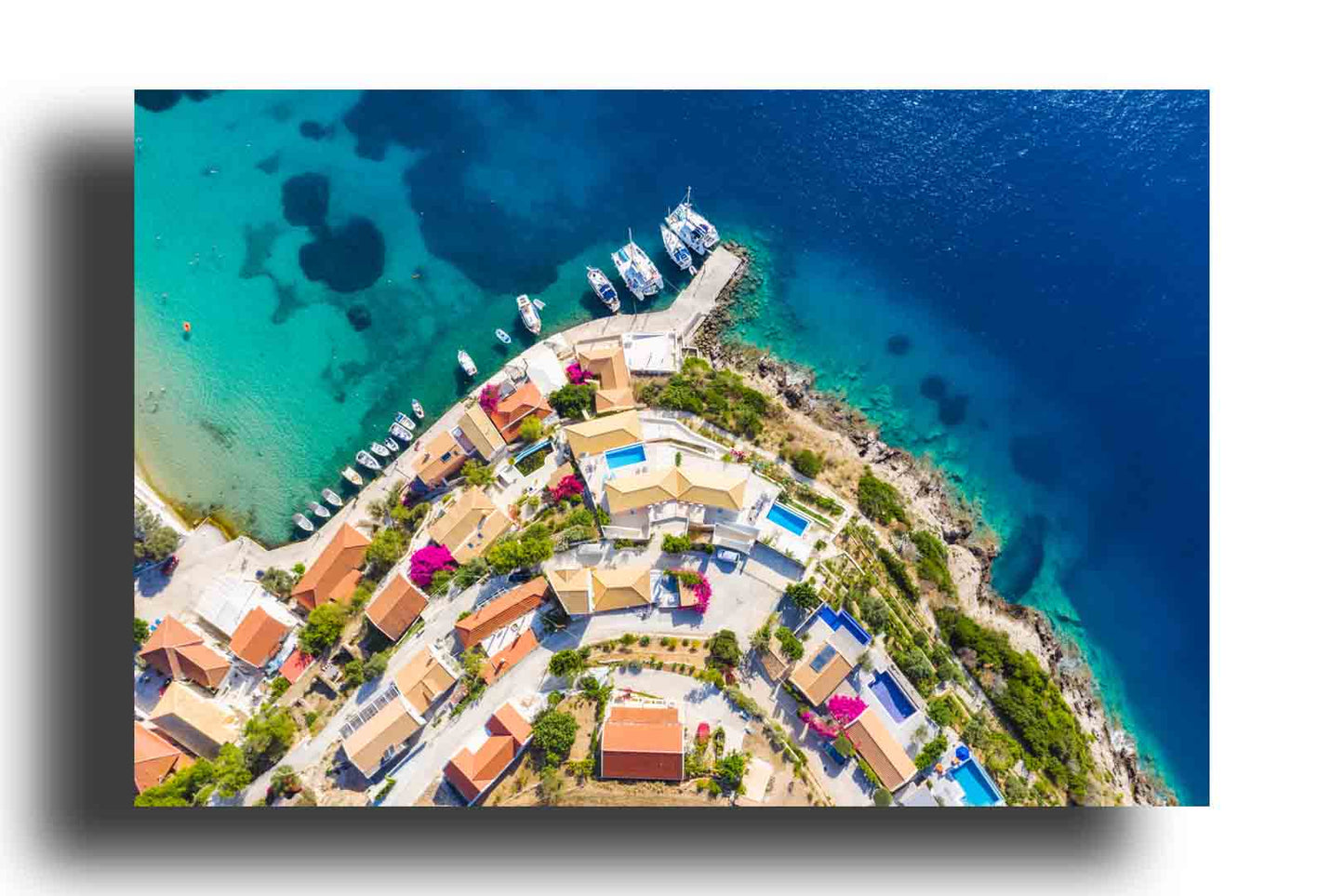 Pueblo Pesquero de Assos junto al Mar Azul Claro