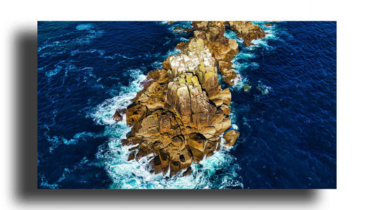 Fuerza Natural: Olas Golpeando las Rocas de la Isla