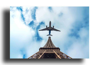 Cielo Parisino: Avión Sobrevolando la Torre Eiffel