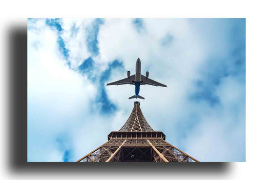 Cielo Parisino: Avión Sobrevolando la Torre Eiffel