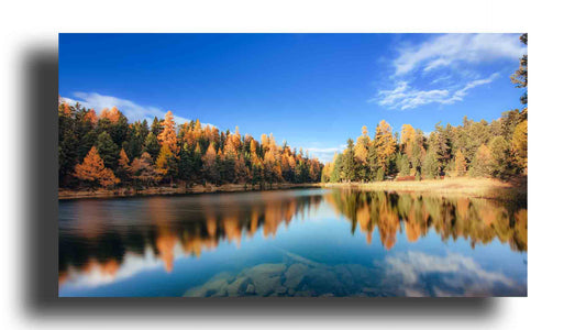 Paisaje de Otoño en un Lago de Suiza