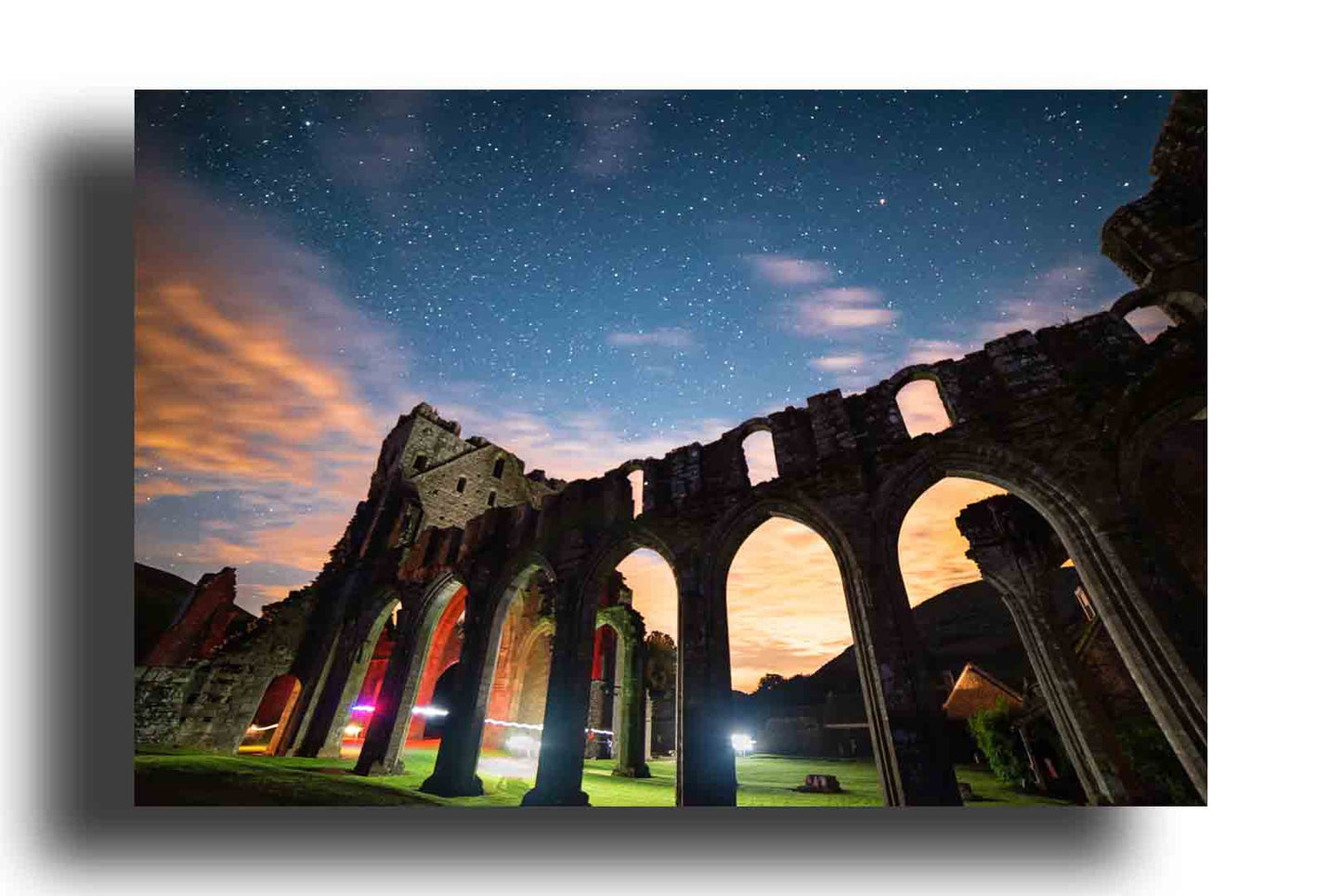 Edificio en ruinas bajo estrellas